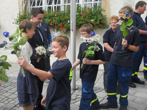 Junghelfer beim Gratulieren des Brautpaars Katrin und Johann