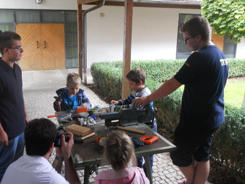 Kinder konnten bei uns unter qualifizierter Anleitung selbst Igel aus Holz bauen