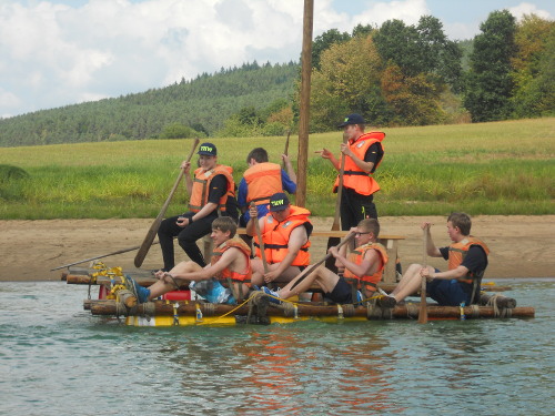 Acht Junghelfer und zwei Betreuer paddelten mit einem selbstgebauten Floss durch den Stausee Acht Junghelfer und zwei Betreuer paddelten mit einem selbstgebauten Floss durch den Stausee